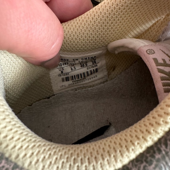 Nike shoes - Picture 3 of 6